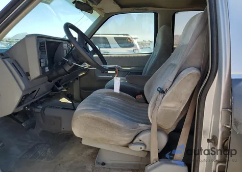 1993 Chevrolet Suburban K2500 z USA, uszkodzony, nr VIN 1GNGK26NXPJ409433